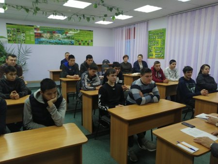 Встреча студентов с главой администрации Корякского округа В.И. Падериным.