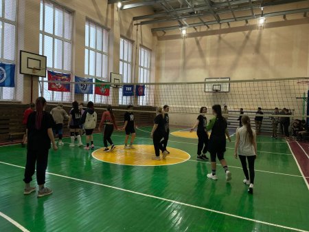 9 апреля на базе МКОУ "СОШ №1 пгт Палана" прошла женская товарищеская встреча по волейболу.