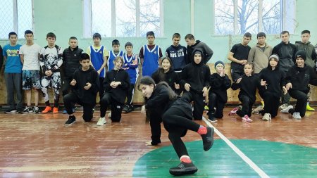 12 декабря в спортивном зале Паланского колледжа стартовала Новогодняя  спартакиада